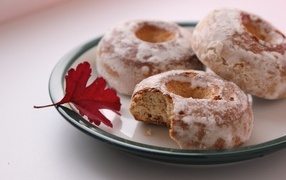 Три пряника на тарелке на столе