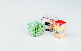 Десерт рахат лукум на сером фоне