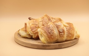 Два хрустящих круассана на доске