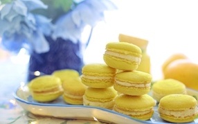 Желтый десерт макарун с кремом