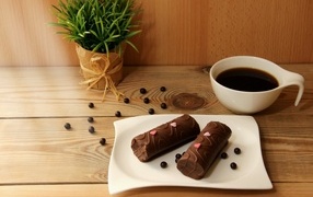 Кофе с конфетами на столе