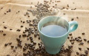 Чашка горячего кофе с зернами