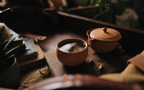 Зеленый чай в пиале на столе