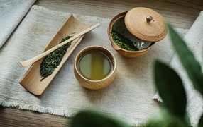 Зеленый чай на столе с заваркой