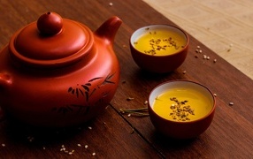 Зеленый чай с зернами на столе