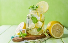 Банка с холодным лимонадом на столе