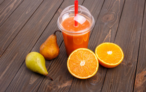 Сок на столе с грушами и апельсином