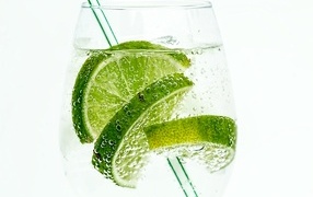 Лайм в стакане с мохито на белом фоне