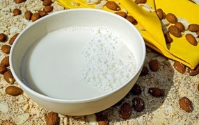 Молоко с миндальными орехами