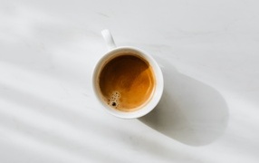 Маленькая белая чашка кофе