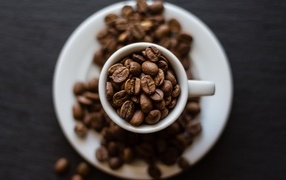 Белая чашка с кофейными зернами