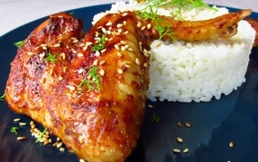 Жареные куриные крылышки с рисом