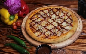 Аппетитная пицца с перцем на столе