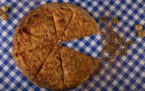 Пицца с грибами на столе