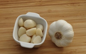 Зубчики чеснока на столе 