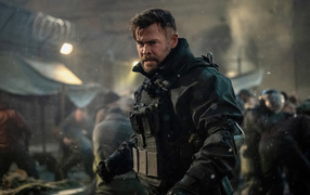 Персонаж Тайлер Рейк фильм Extraction-2