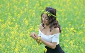 Девушка азиатка на рапсовом поле