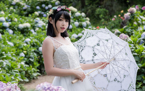 Девушка азиатка в белом платье с зонтом