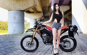 Девушка азиатка с большим мотоциклом