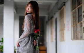 Девушка азиатка с букетом роз