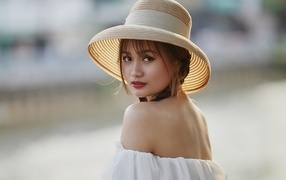 Красивая девушка азиатка в шляпе