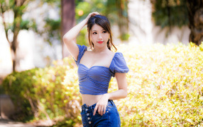 Красивая девушка азиатка в лучах солнца