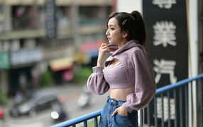 Красивая азиатка с грустным лицом