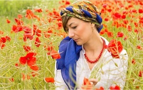 Красивая девушка украинка на поле с красными маками