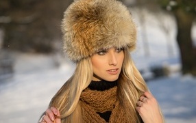 Красивая блондинка в меховой шапке
