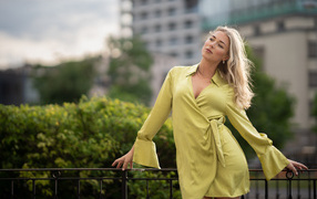 Красивая блондинка в длинной рубашке