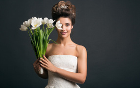 Красивая невеста закрыла глаз букетом тюльпанов