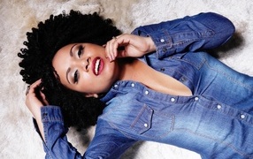 Красивая темнокожая девушка в джинсовой куртке