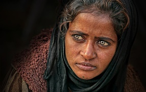 Красивые глаза темнокожей женщины