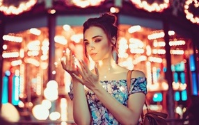 Красивая девушка держит гирлянду в руках