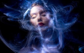 Красивая девушка в неоновых волнах на черном фоне