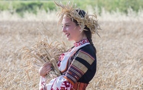 Красивая девушка на поле с пшеницей