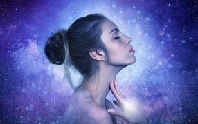 Красивая девушка на фантастическом синем фоне