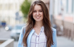 Красивая девушка с очаровательной улыбкой