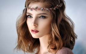 Красивая девушка с украшением на голове