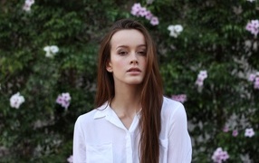 Красивая длинноволосая девушка в белой рубашке