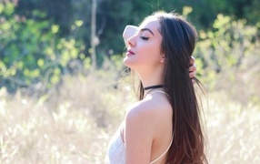 Красивая длинноволосая девушка на природе