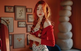 Красивая рыжеволосая девушка с косами