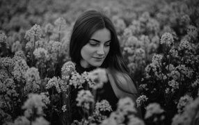 Черно-белое фото девушки в цветах