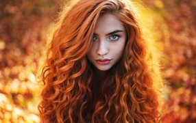 Ярка девушка с длинными рыжими волосами