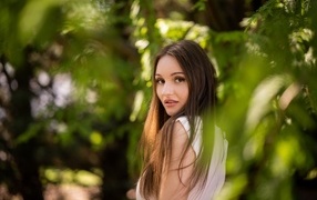 Кареглазая девушка брюнетка в зарослях