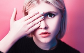 Кареглазая девушка закрыла глаз рукой