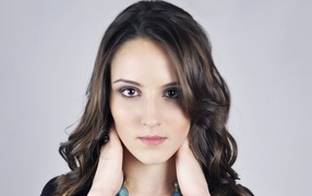 Кареглазая девушка на сером фоне