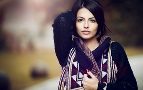 Девушка брюнетка в теплой вязаной кофте