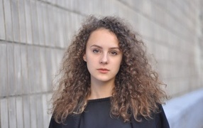 Кудрявые волосы красивой кареглазой девушки 