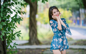 Милая девушка азиатка в комбинезоне